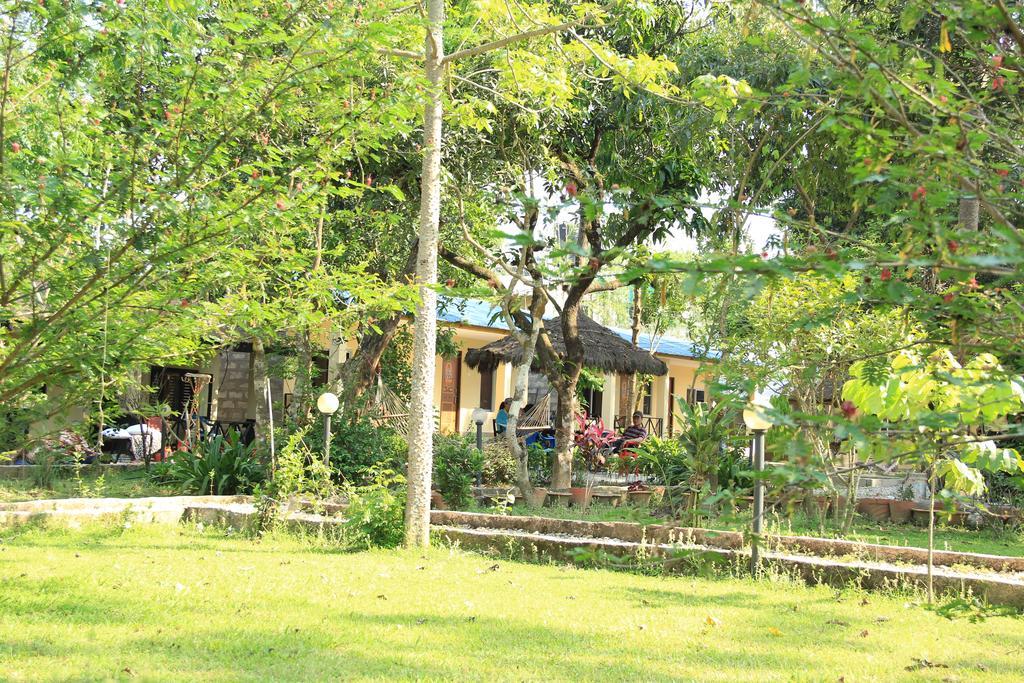 Chitwan Safari Camp & Lodge Sauraha Eksteriør bilde